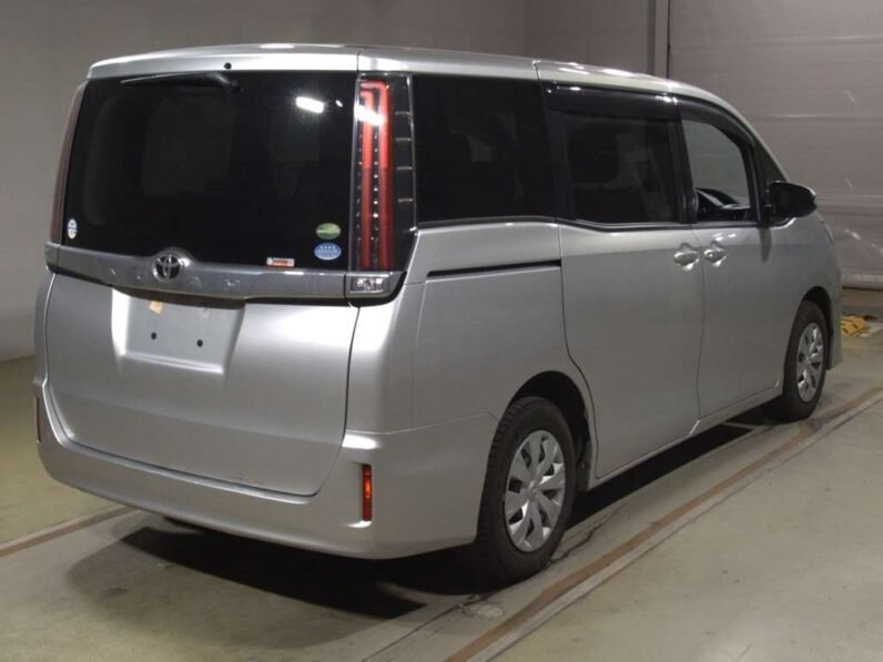 
								Toyota Noah 2018 8-Seater full									